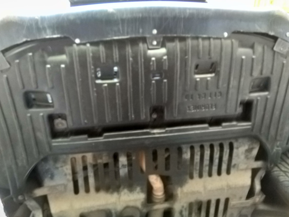 Защита двигателя, пластиковая которая — Citroen C4 L, 1,6 л, 2014 года ...