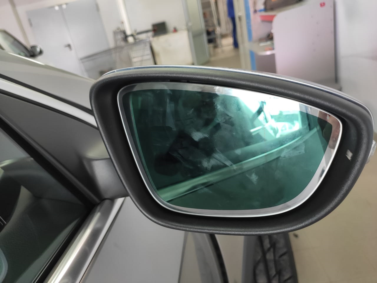 Установка правого монохромного зеркала. — Volkswagen Passat Alltrack ...