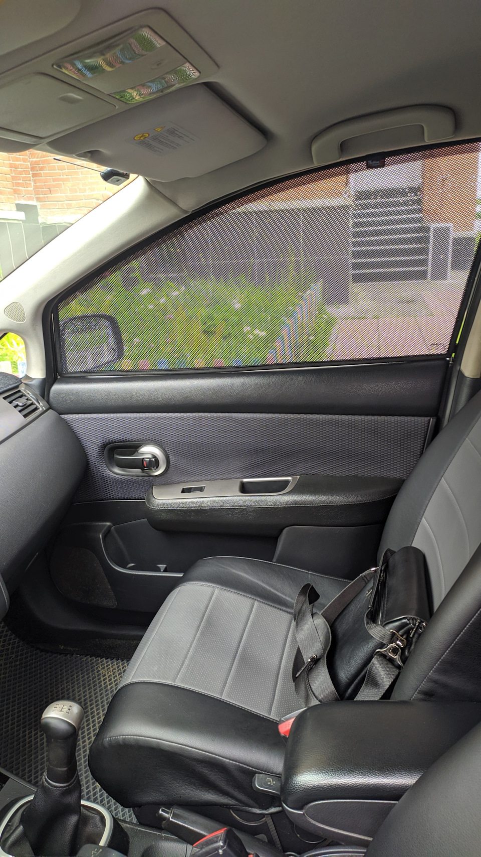 Внутри. — Nissan Tiida (1G)