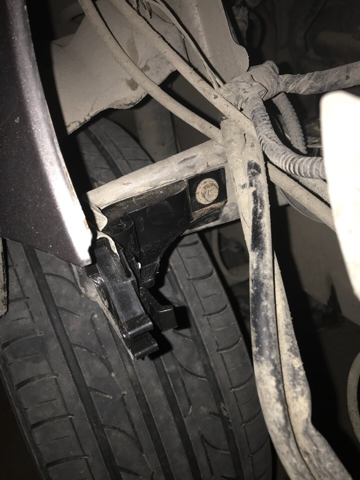 Боковые крепления бампера — Toyota Vitz (10), 1,3 л, 2003 года | своими ...