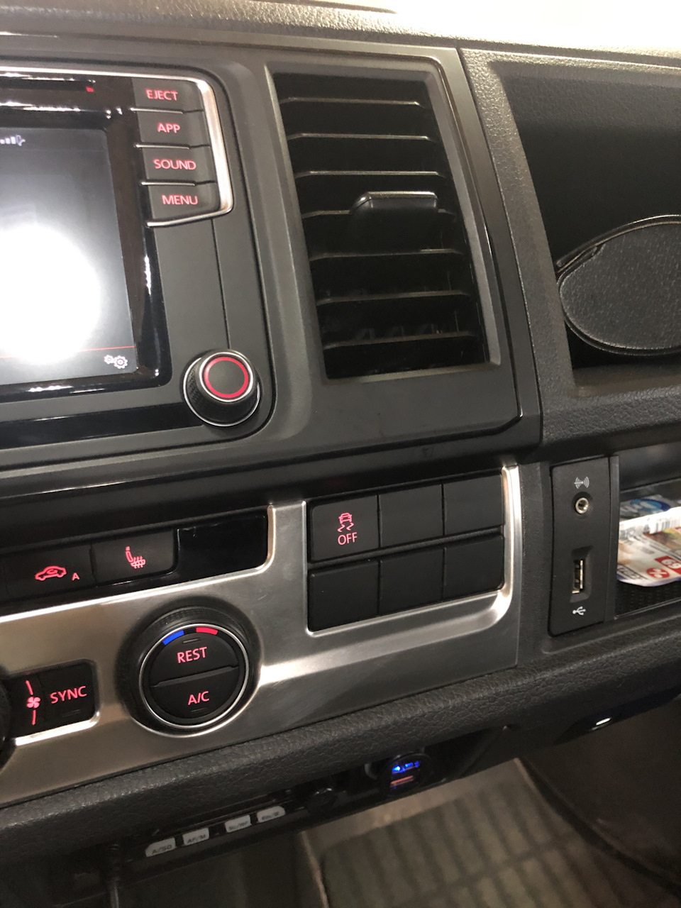 Кнопка sync. Климатроник гольф 6. Volkswagen tiguan 2019 климат контроль. Volkswagen кнопка sync. Sync фольксваген.