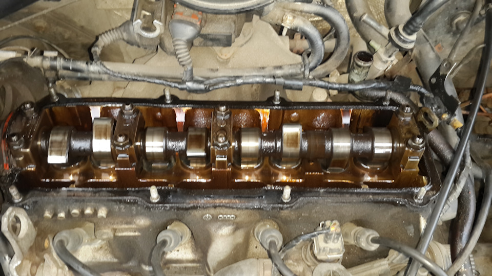 Устранение течи под клапанной крышкой, или как я встрял со шпильками ...