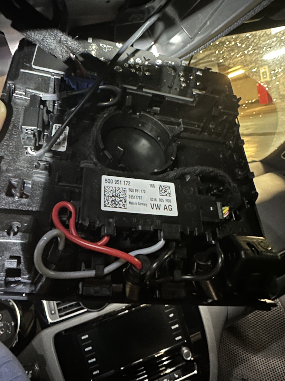 тот самый MQB блок датчиков — Volkswagen Jetta VI. Found on photo: 5Q0951172