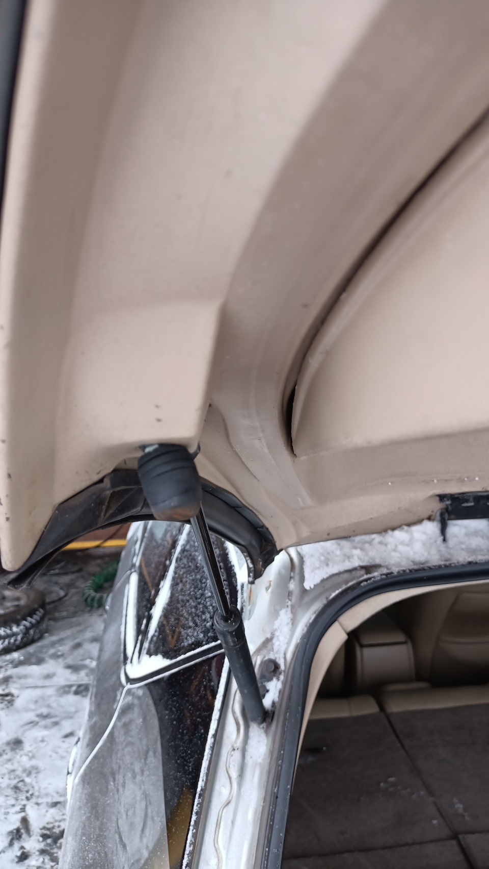 Упор двери багажника — Nissan Murano I, 3,5 л, 2004 года | другое | DRIVE2