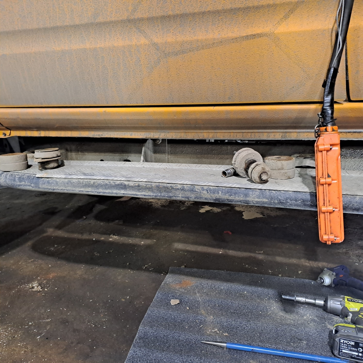 Опоры кабины, они же подушки — Nissan Navara (2G), 2,5 л, 2008 года ...