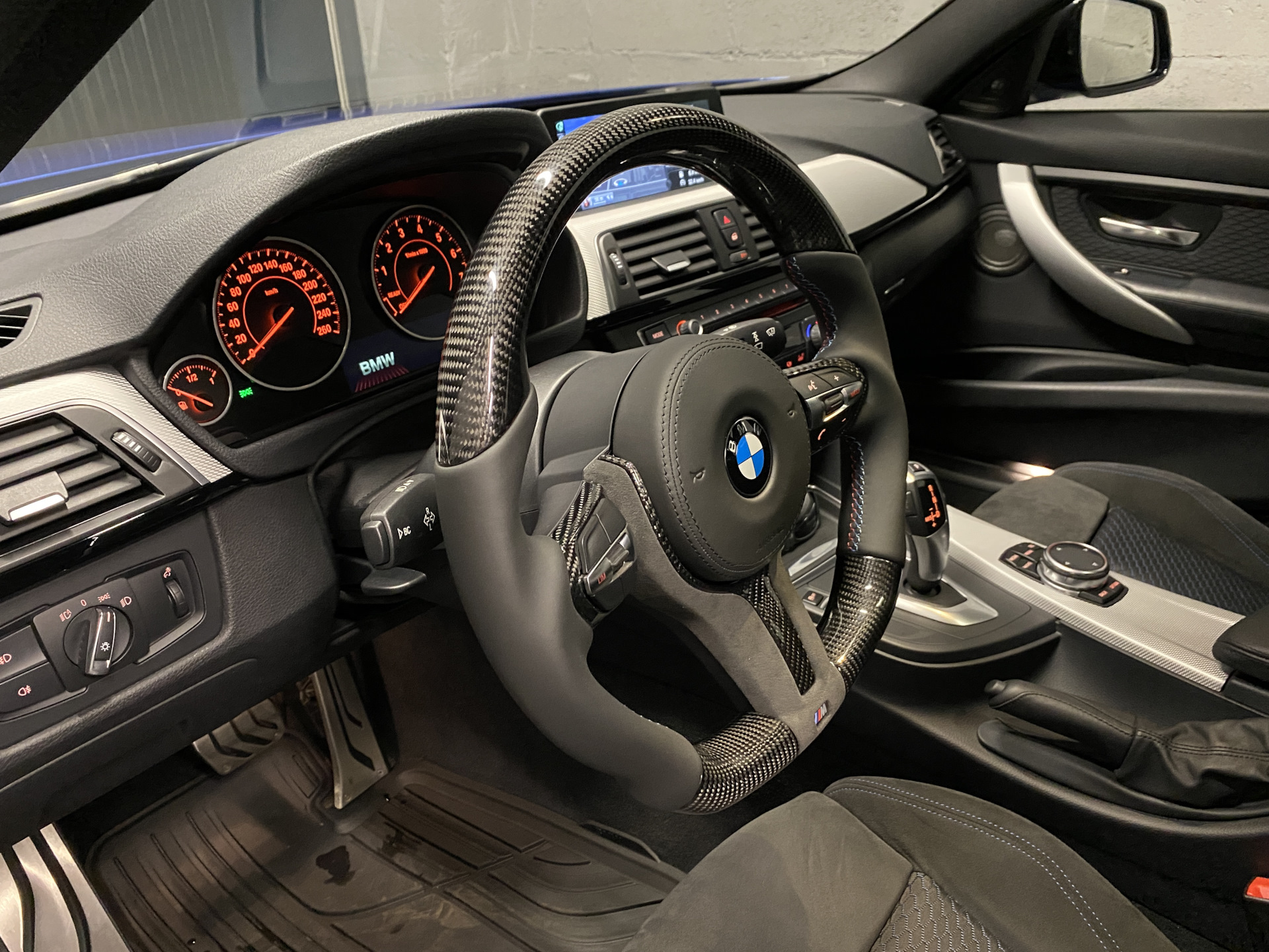 Бмв с салона стоит. Руль БМВ ф30. Руль БМВ f30. BMW f30 Carbon. BMW f30 Carbon Interior.
