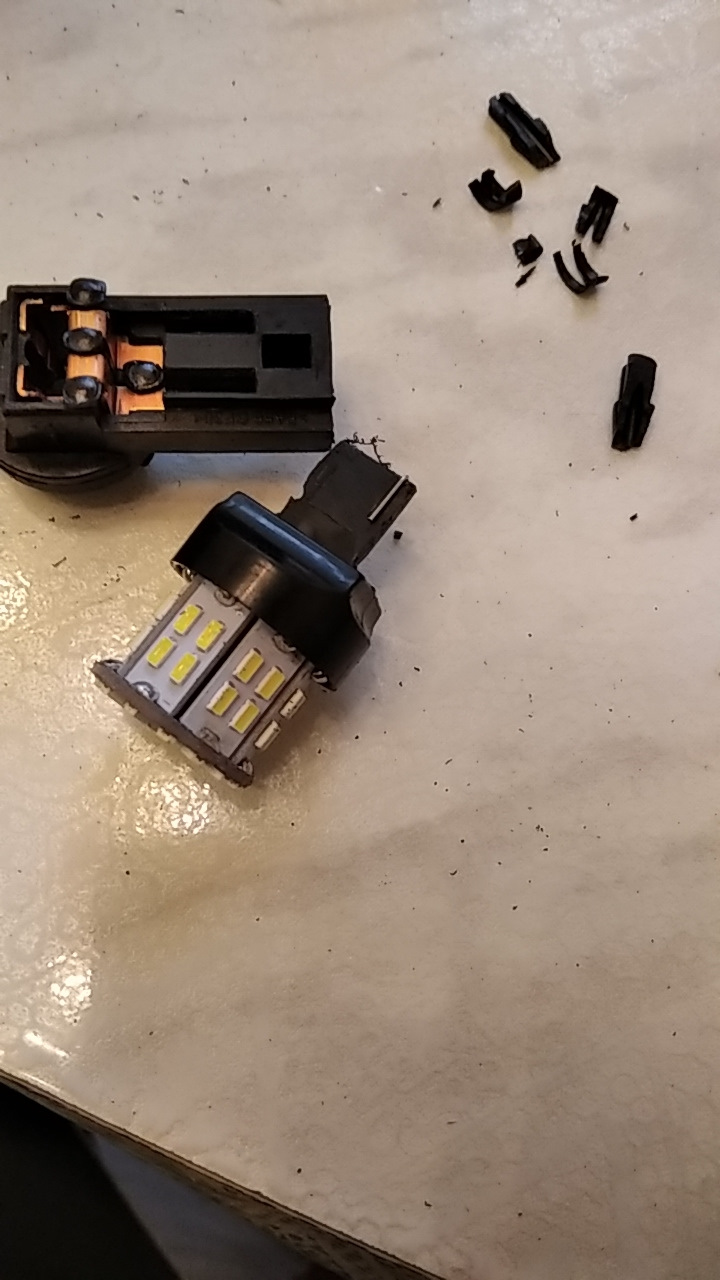 Светодиодная лампа в дополнительный стоп сигнал — Nissan Terrano III, 2 ...