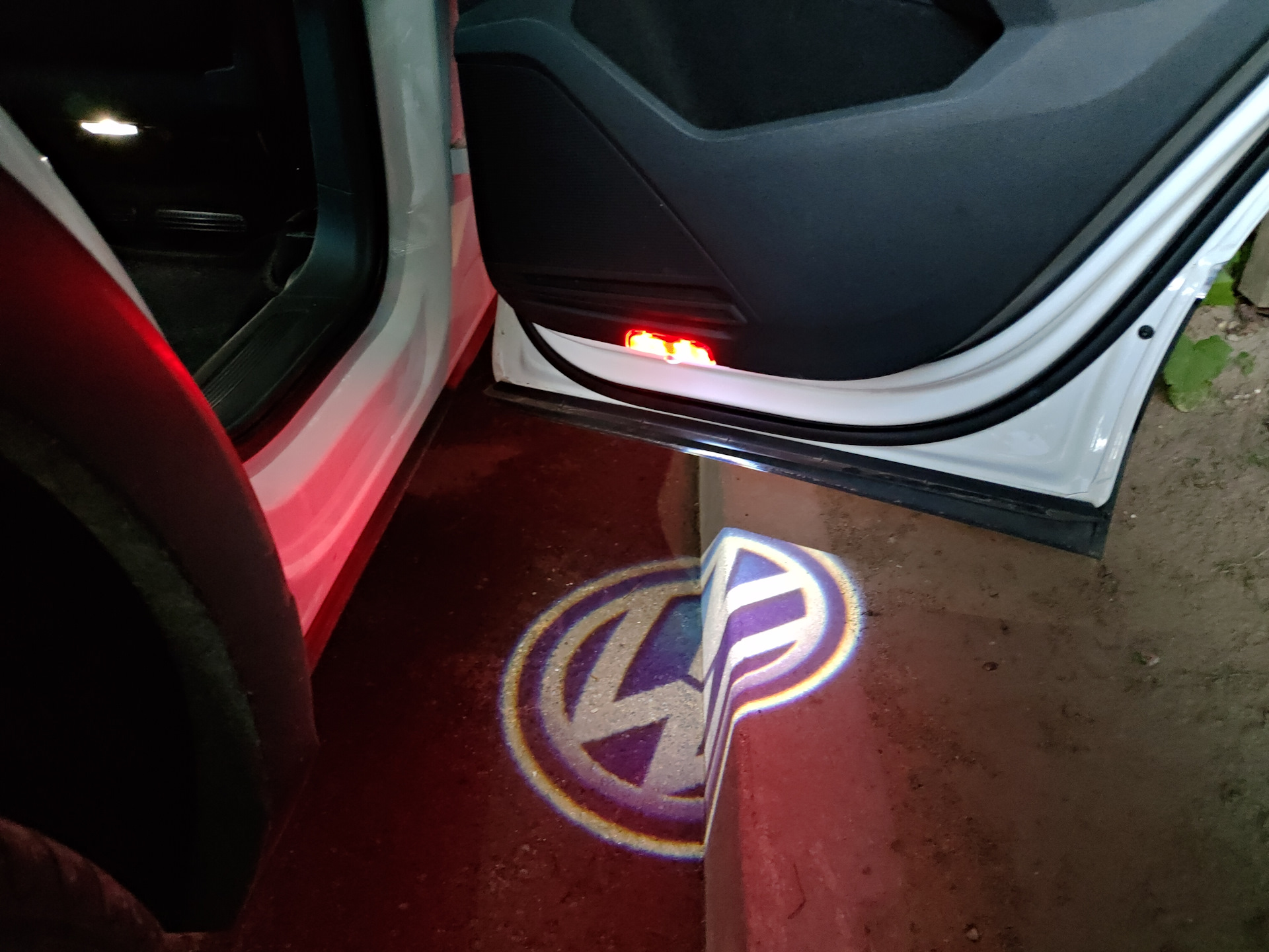 Двери volkswagen tiguan. Подсветка дверей Тигуан 2. Подсветка двери Тигуан 2021. Подсветка Тигуан 2. Фонари в дверь VW Tiguan 2 с логотипом.