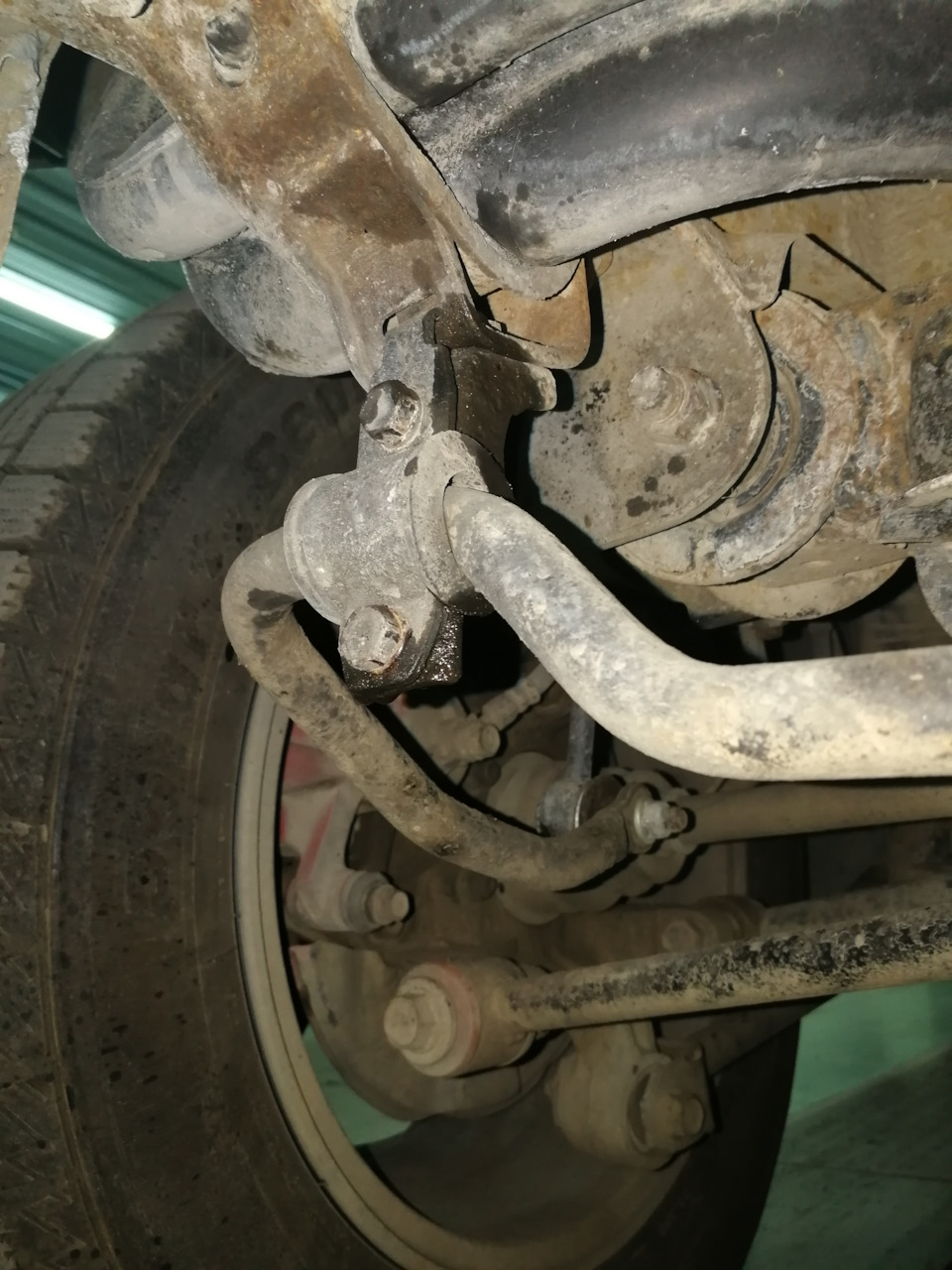 Замена задних втулок стабилизатора — Toyota Caldina (210), 2 л, 1997 ...