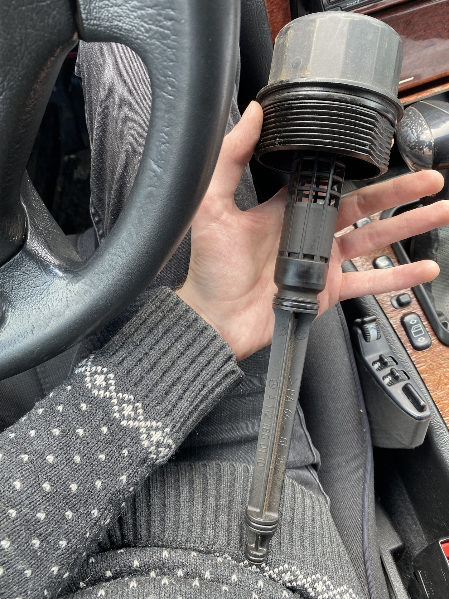 Диагностика дымогенератором и замена масляной крышки — Mercedes-Benz E ...