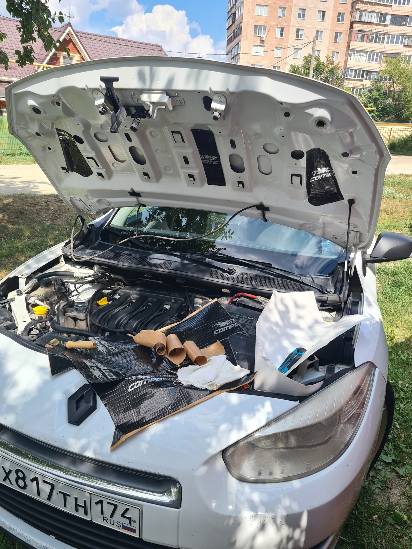 Шумоизоляция капота. — Renault Fluence, 1,6 л, 2011 года | своими ...