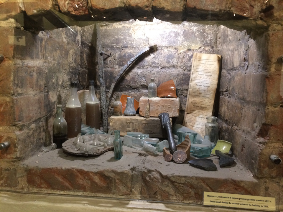 Одни из немногих вещей, найденных в скрытых подвалах аптеки. Открытие было в 2010 году — Nissan R'nessa