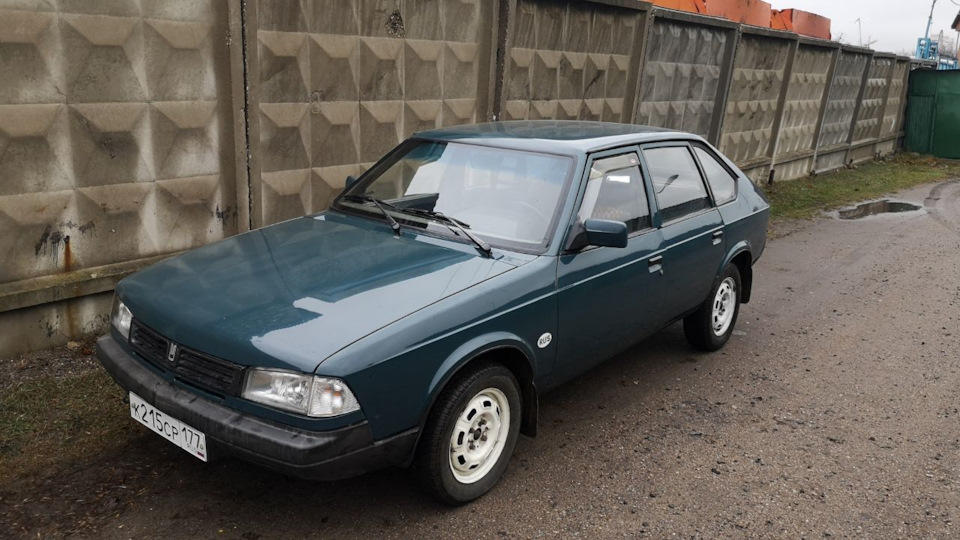 Вклееные лобовые стекла с весны 1999… Летом 1999 года пошло корытце под запаску и заднее крыло потеряло треугольник за форточкой…Поздние Святогор и Долгорукие Крылья с 1999 без треуголок в форточках дверей. отсутствие замка пассажирской правой двери с 2000 года. Осень 2000 — Пропала рамка номерного знака, Палка-подпорка под крышку багажника …Фонари задние нового образца, более широкая сабля между фарами и решеткой и бампером передним. — Москвич 2141