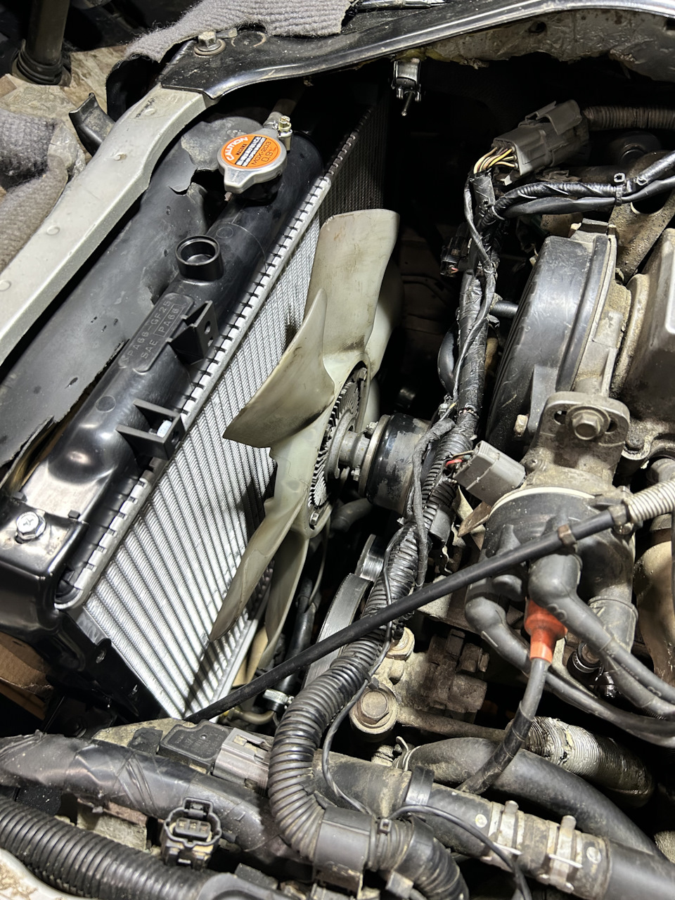Радиатор SAT не славится надёжностью, но сразу не потёк значит жить должен — Nissan Vanette (4G)