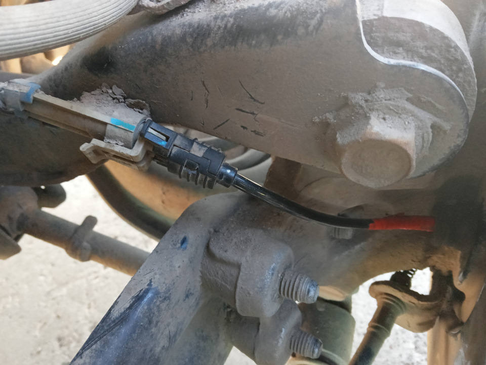 Замена заднего датчика АБС — Chevrolet Captiva (1G), 2,4 л, 2012 года ...
