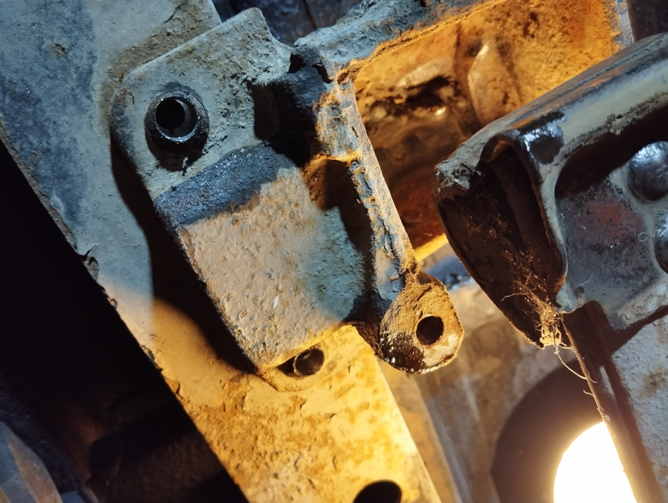 Замена кронштейна рессор — УАЗ 39095, 2,9 л, 2003 года | своими руками ...