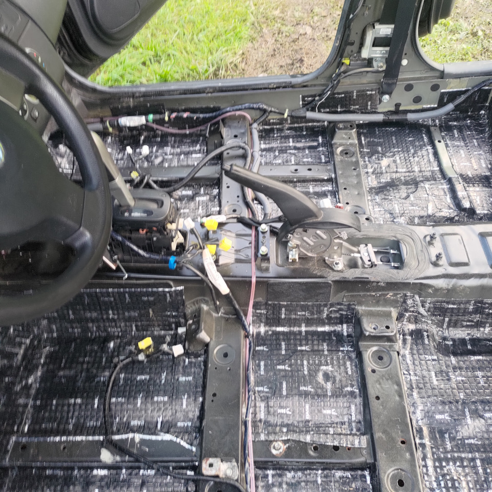 Вода под ковролином — Nissan Tiida (1G), 1,6 л, 2012 года | своими ...