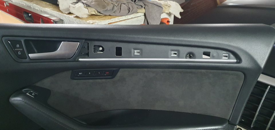 Обезжириваем поверхность и клеим ленту — Audi Q5 (1G)