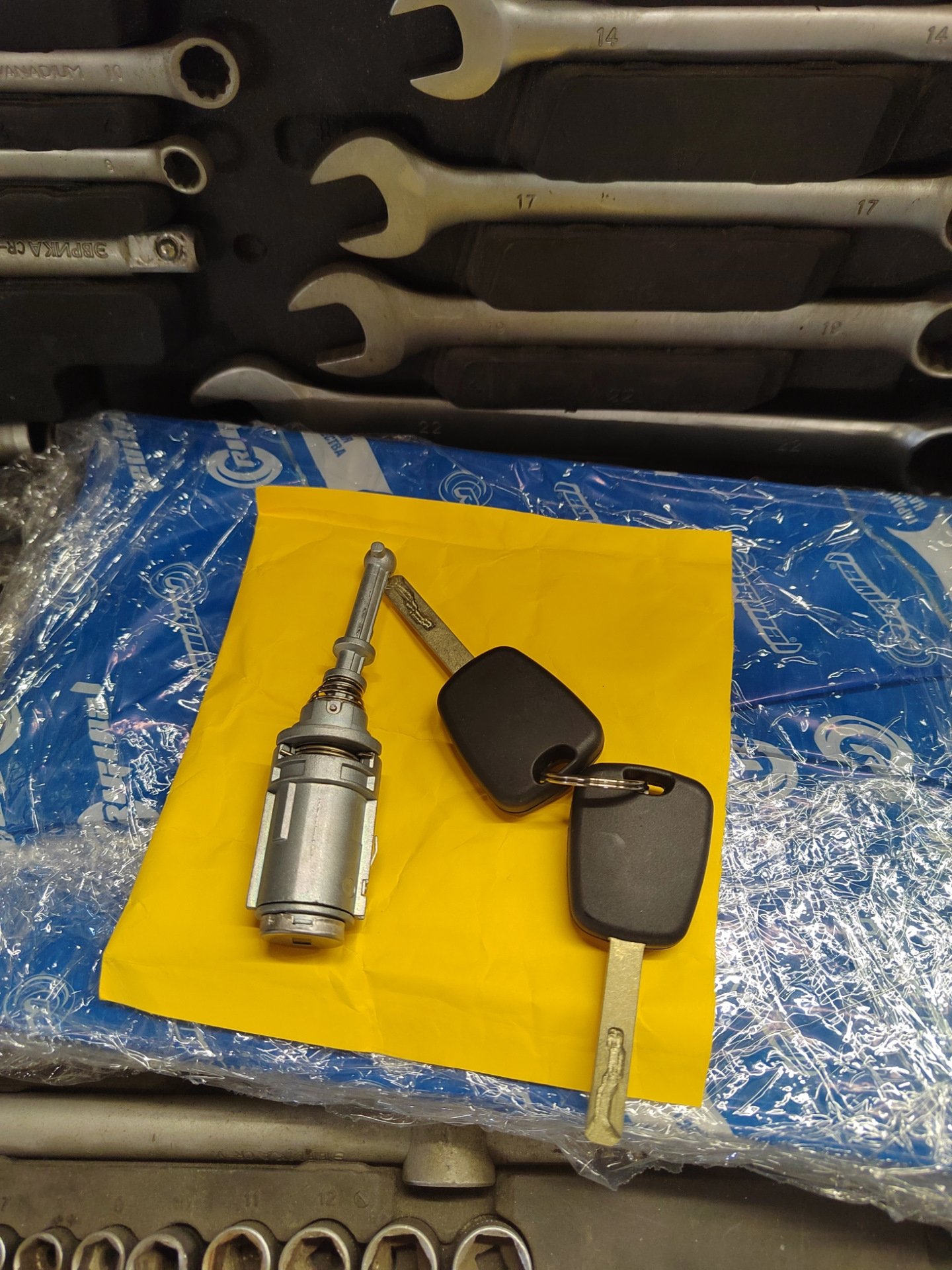 Замена личинки замка двери — Citroen C2, 1,6 л, 2004 года | запчасти ...