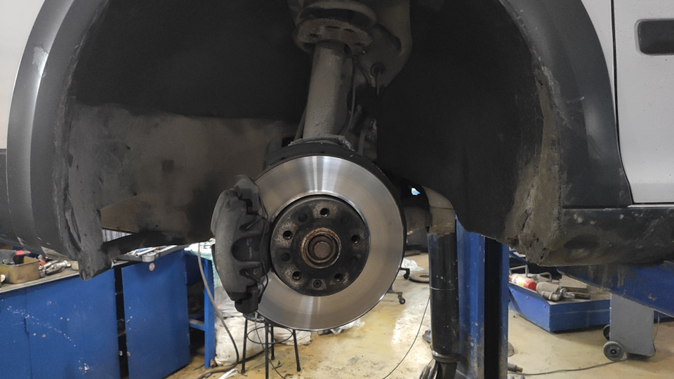 16. Передние тормоза 312 мм. Дребезг топливных трубок — Skoda Octavia ...