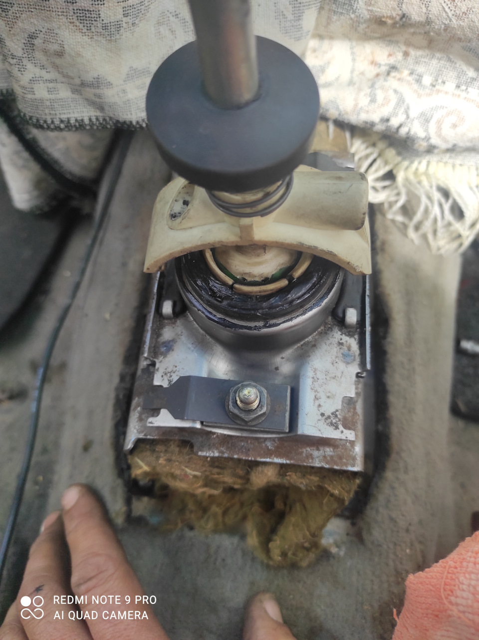 Ставим наш отреставрированный рычаг переключения — Audi 100 (C3)