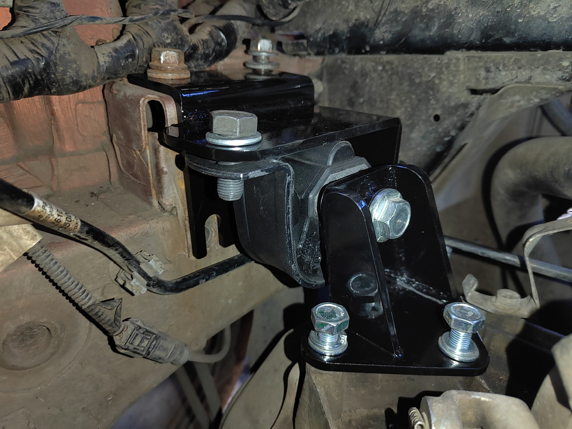 Левая опора КПП Лада Веста — Lada Vesta SW Cross (1G), 1,6 л, 2017 года ...