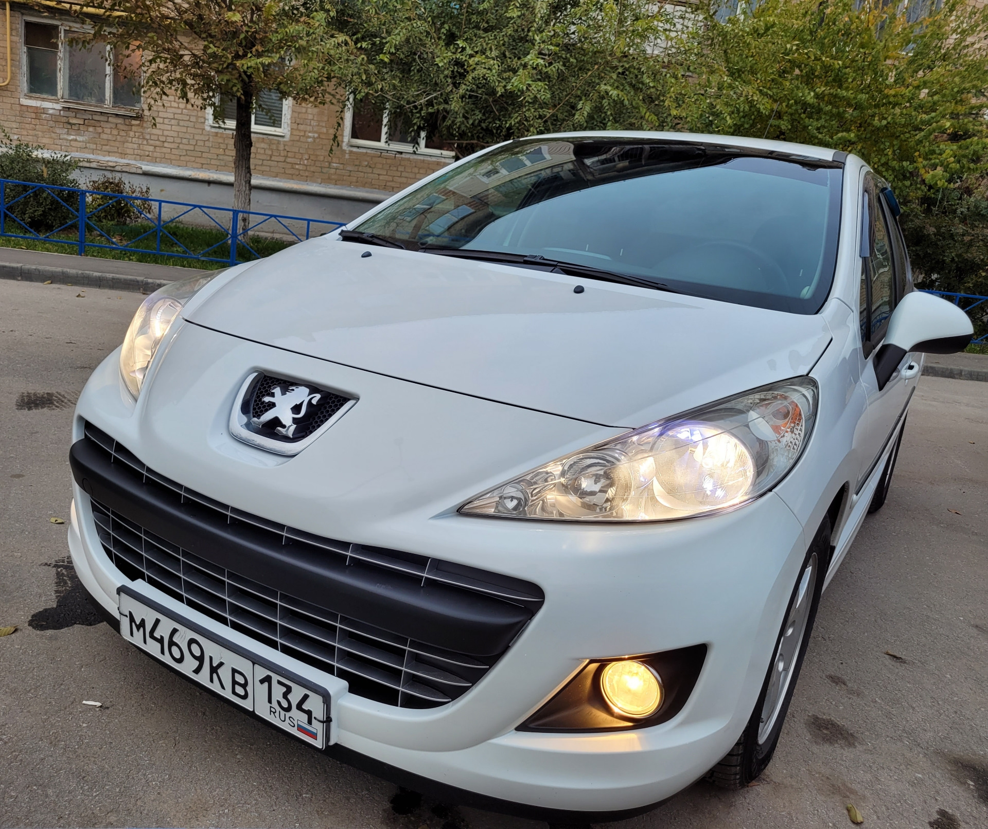 Лобовое пежо 207. Peugeot 207. Peugeot 408 White. Лампа ближнего света Пежо 207. Ближний свет Пежо 207.