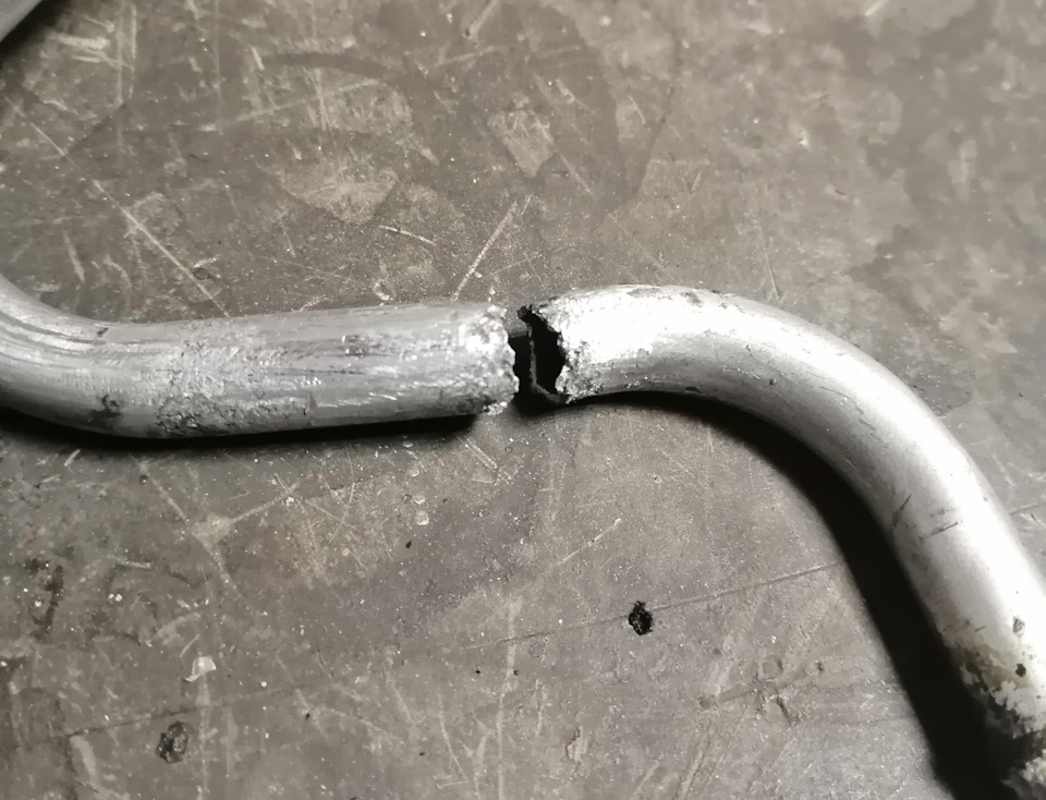 Трубка обратки ГУРа — Mitsubishi Outlander XL, 2 л, 2009 года | своими ...