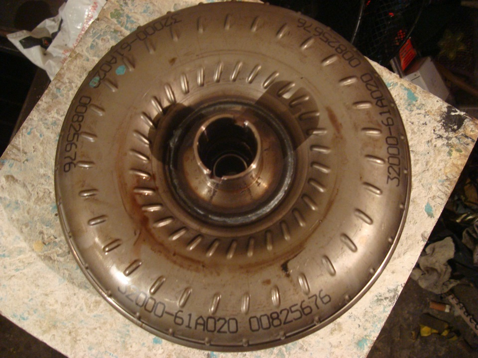 вот видны прорези для сцепления с насосом — Toyota Funcargo