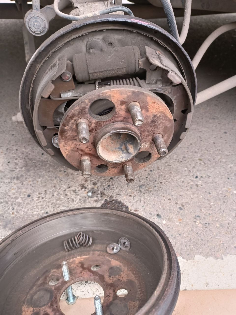 Замена задних барабанных колодок. — Toyota Carina (7G), 1,5 л, 2000 ...