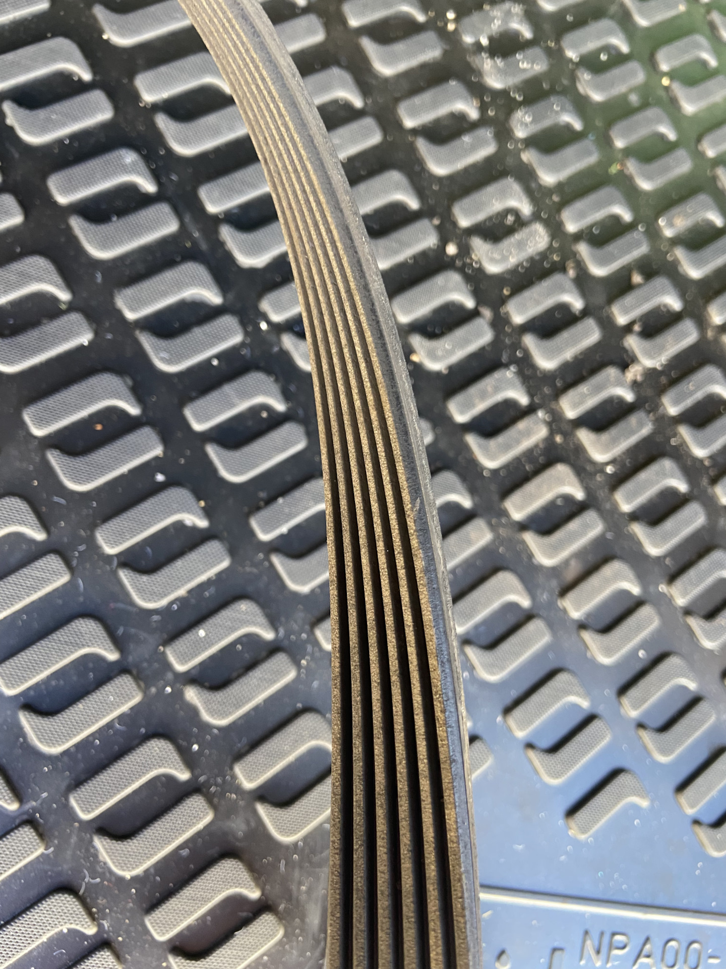 Замена вспомогательного ремня и ролика. — Renault Megane IV, 1,5 л ...