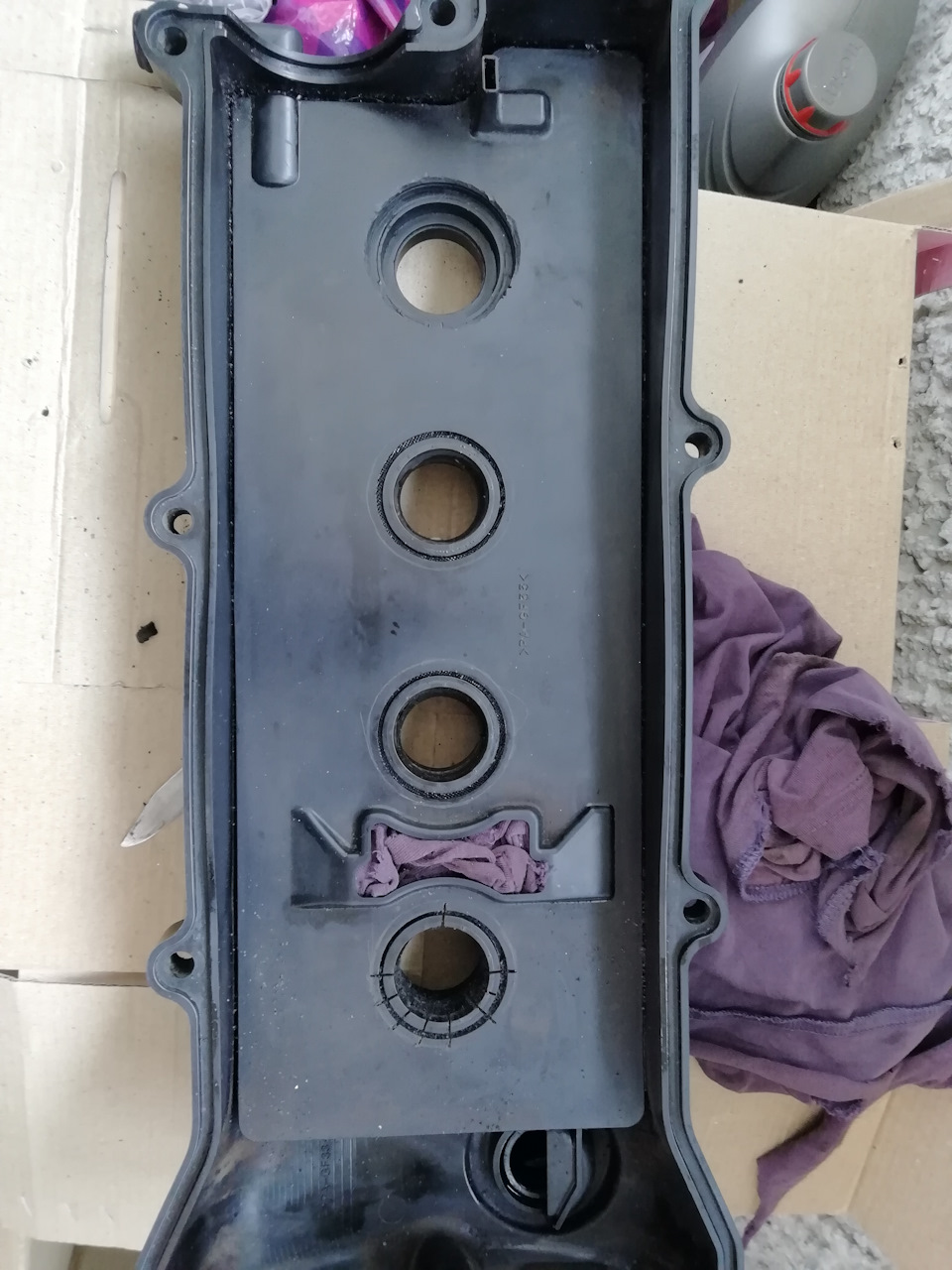 Замена сальников свечных колодцев клапанной крышки Nissan cub az 10 ...