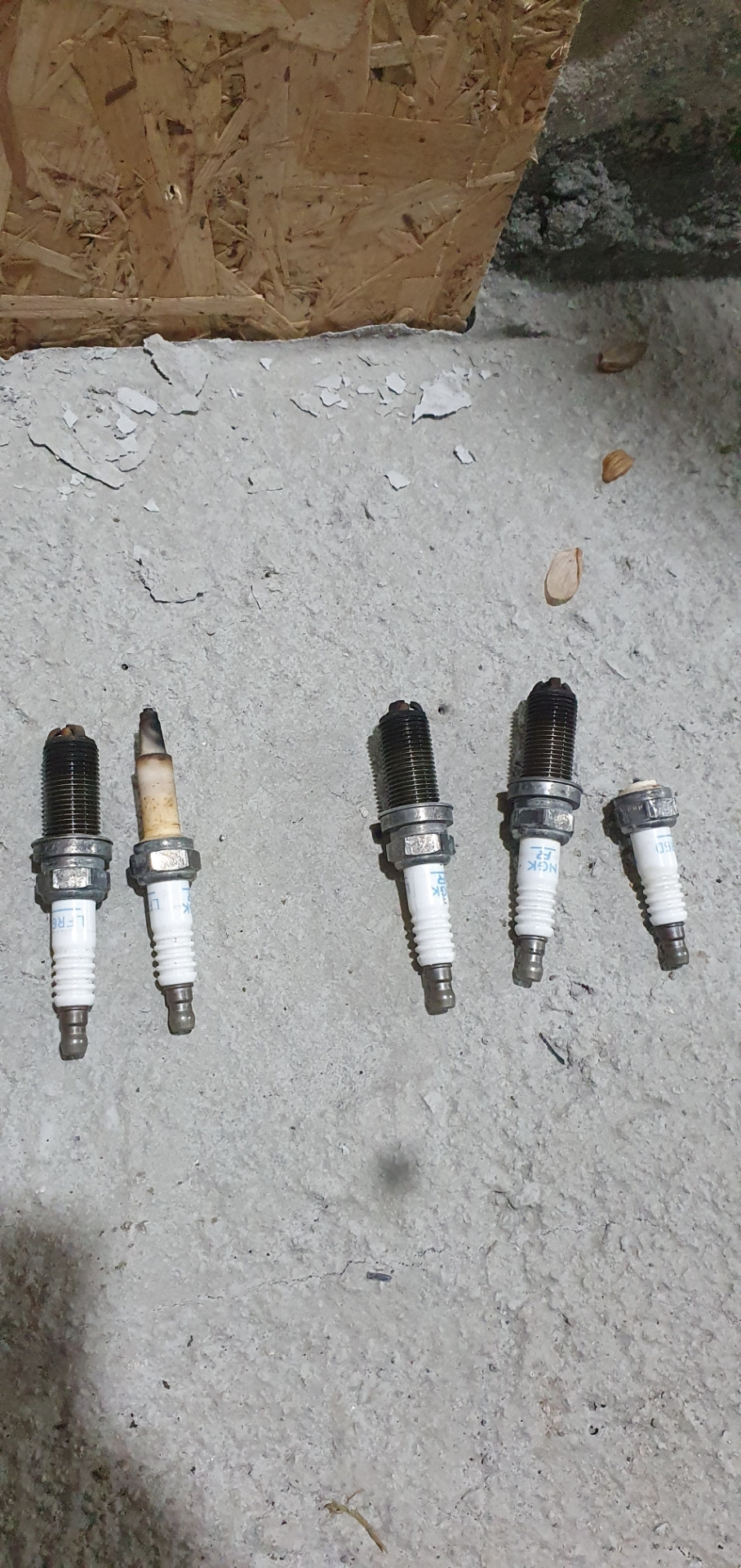 Обломило свечу зажигания — Volvo V50, 2,4 л, 2008 года | плановое ТО ...