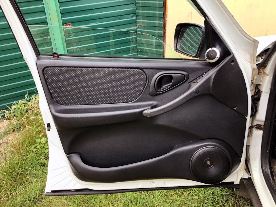 Акустические подиумы под мидбас — Chevrolet Niva GLX, 1,7 л, 2011 года ...