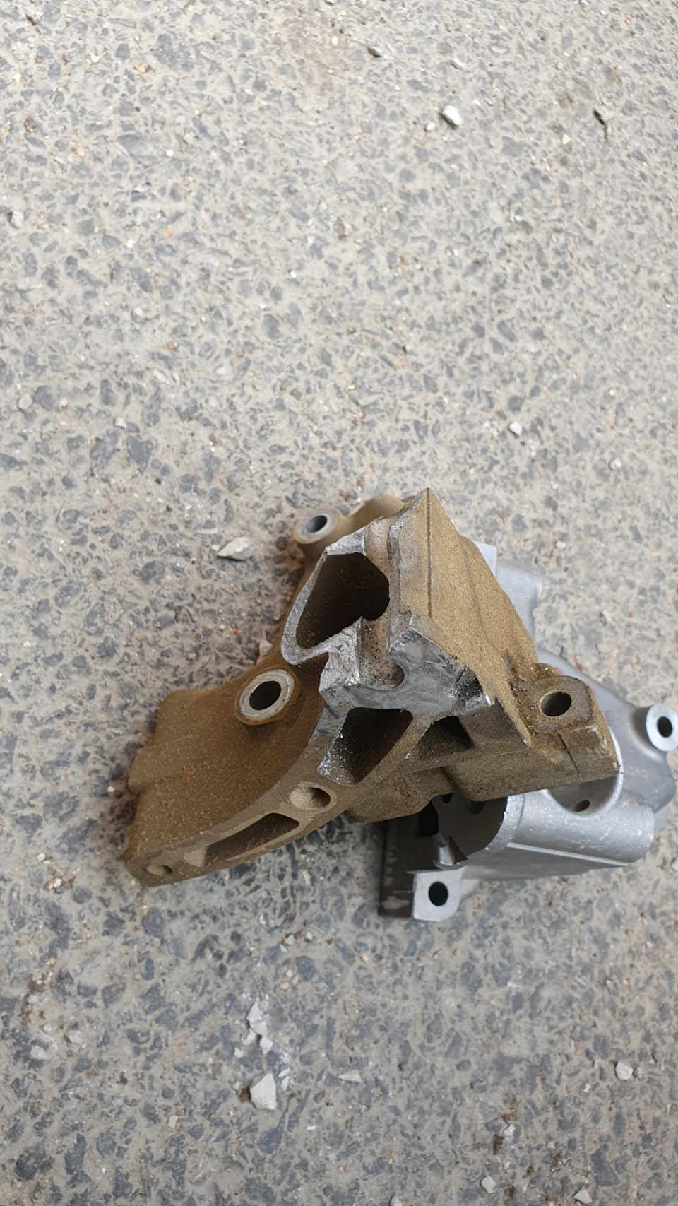 Сломалось крепление гитары — Lada Приора седан, 1,6 л, 2014 года ...