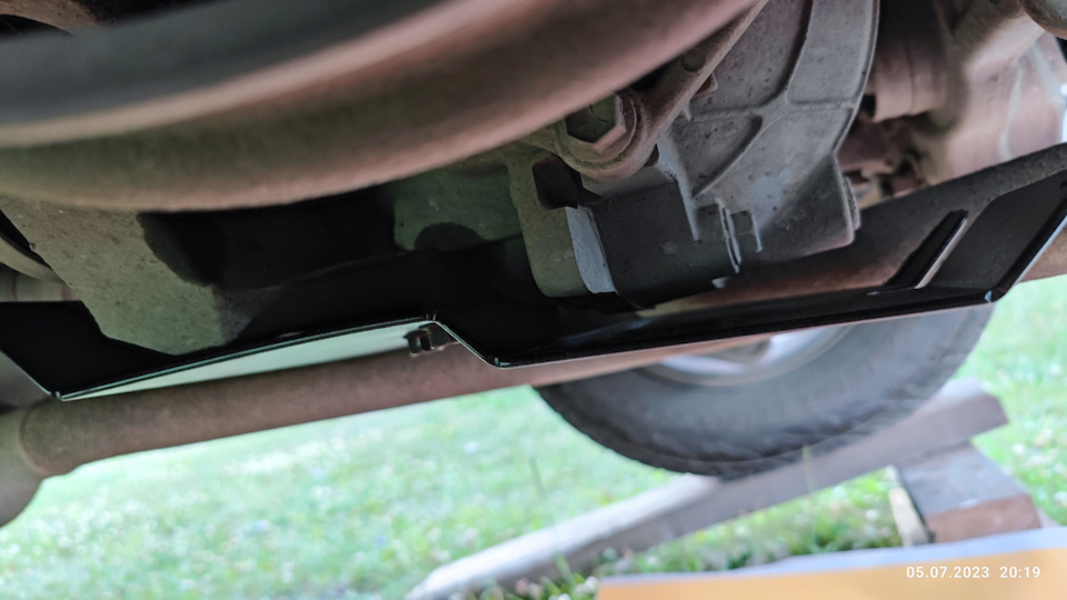 Установка защиты заднего редуктора + замена лампочек в третьем стоп ...