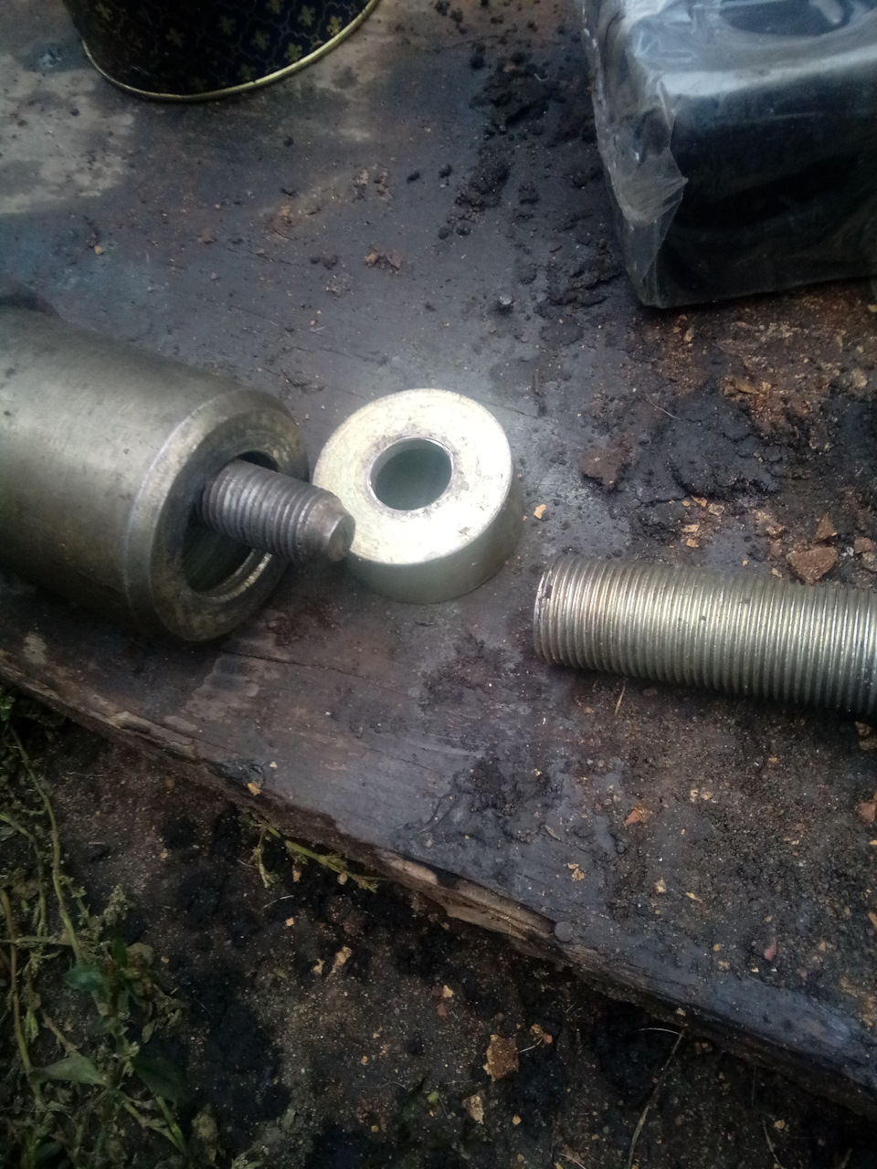 Болт с внутренней резьбой меньше большого(первого стакана) поэтому подложил чашечку(шайбу). — Lada 2120 Надежда