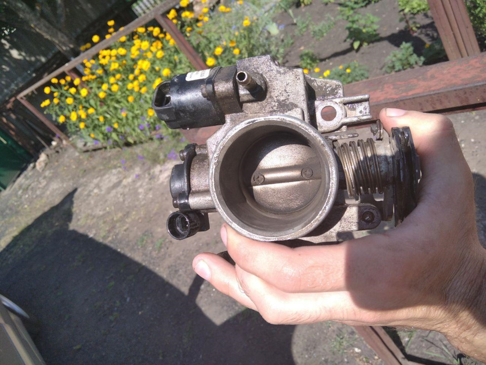 Чистка дроссельной заслонки — Lada 2114, 1,6 л, 2009 года | своими ...