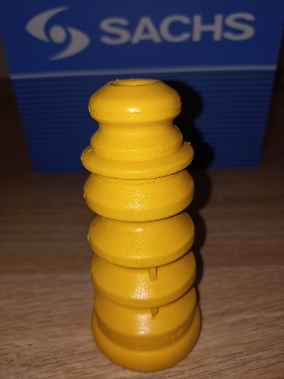 Пыльник и отбойник задних амортизаторов SACHS 900 064 — Ford Fiesta (Mk VI). Запчасти на фото: 900064