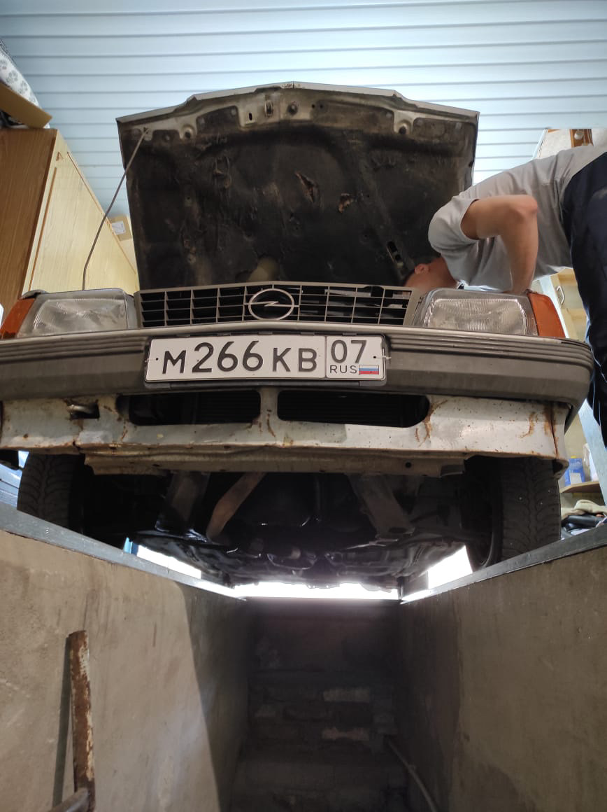 Течь масла сзади двигателя — Opel Ascona C, 1,6 л, 1986 года | запчасти ...
