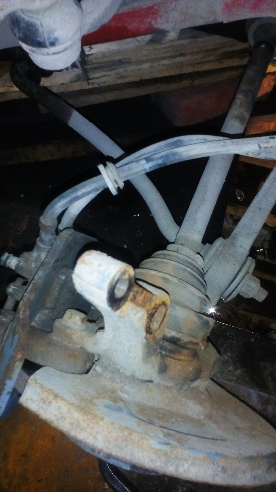 Как снять переднюю стойку. — Москвич 2141, 2 л, 1990 года | своими ...