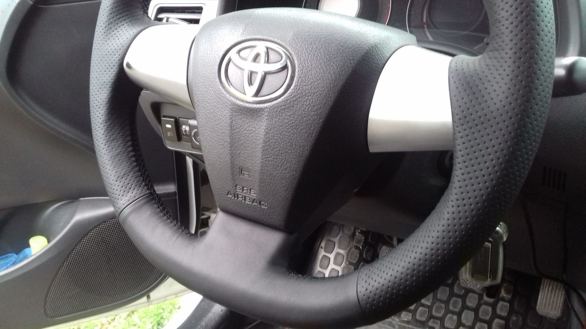 Оплетка на руль королла. Руль королла 120. Оплетка на руль королла. Toyota corolla 2008 руль. Руль королла е150 рестайлинг.