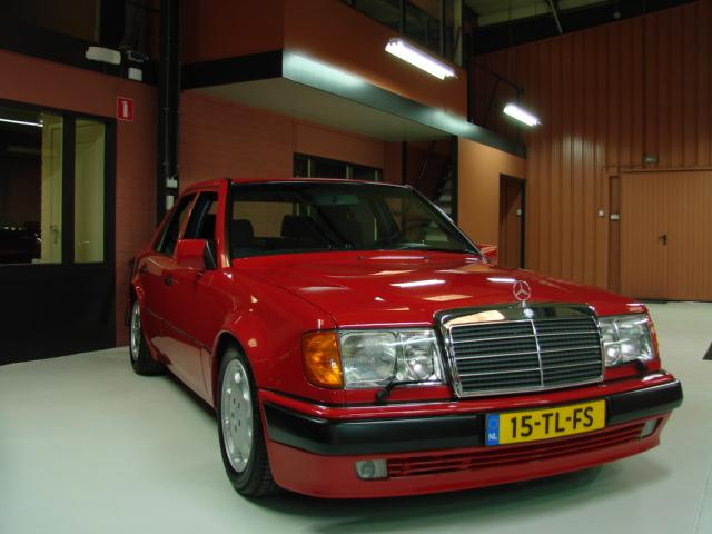 Mercedes Benz w124 красный