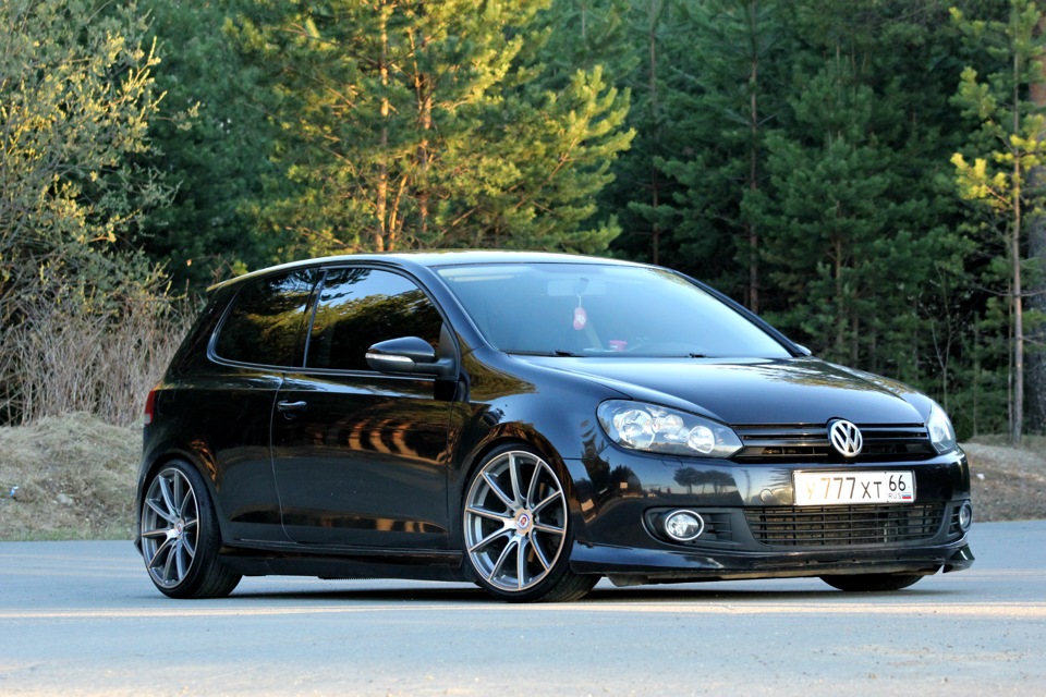 Белый чёрный Volkswagen Golf 6