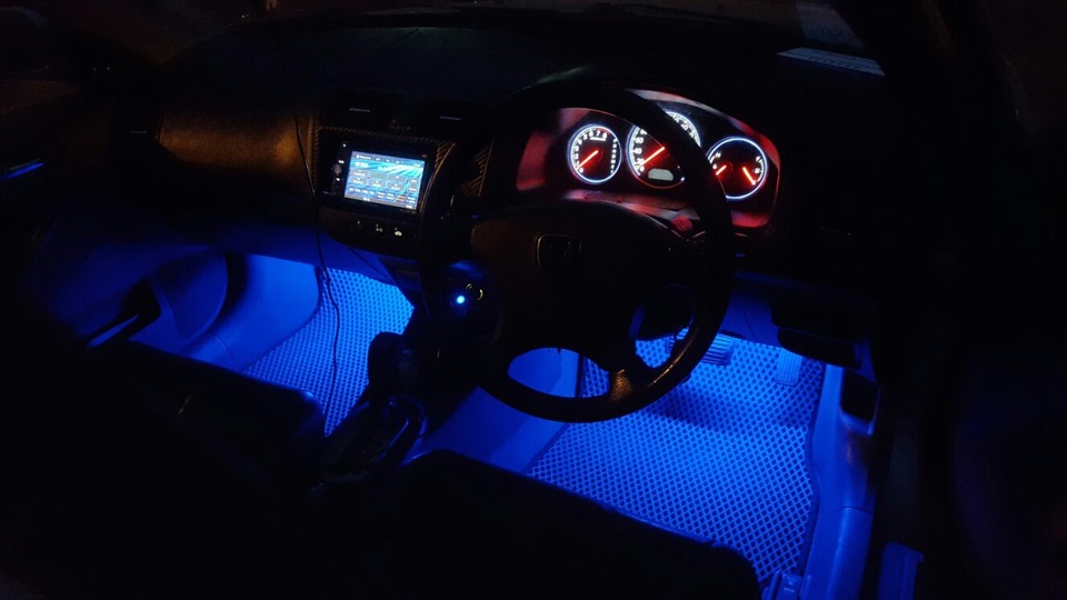 Подсветка в ноги и установка твитеров — Honda Civic (7G), 1,6 л, 2003 ...