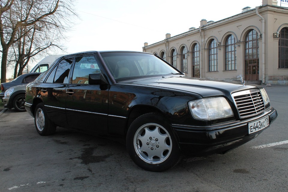 210 тыс. Мерседес 124 е200. Мерседес е200 124 кузов. Mercedes 200 в 124 кузове. Мерседес е200 1994.