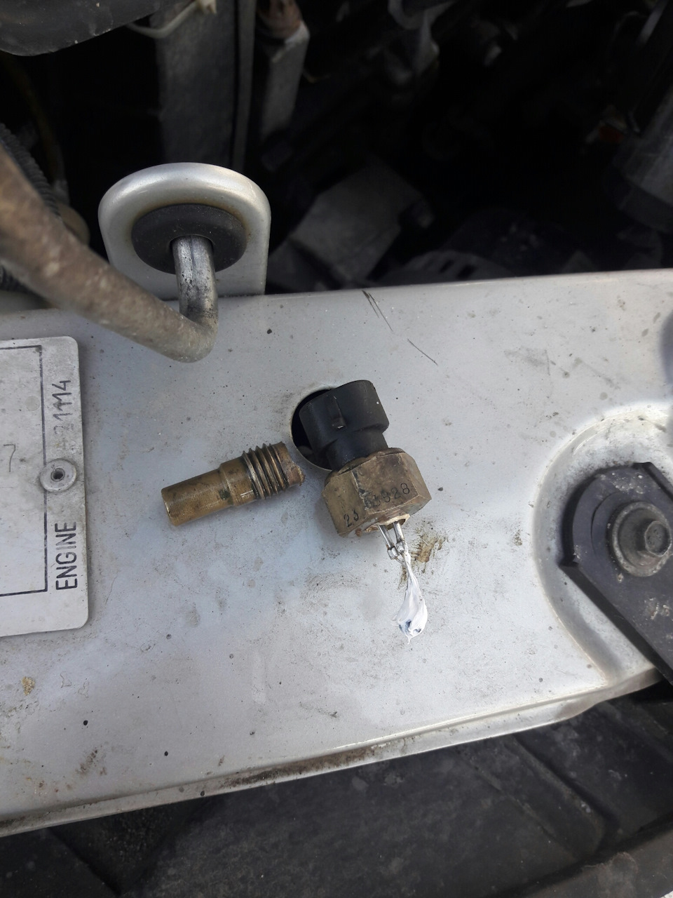 Расширительный бачок, датчик температуры и разъем датчика давления ...