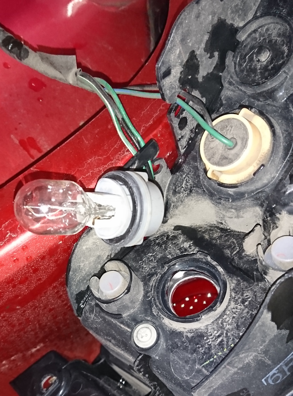 Замена лампочки стоп сигнала — Mitsubishi Lancer X, 1,6 л, 2012 года ...