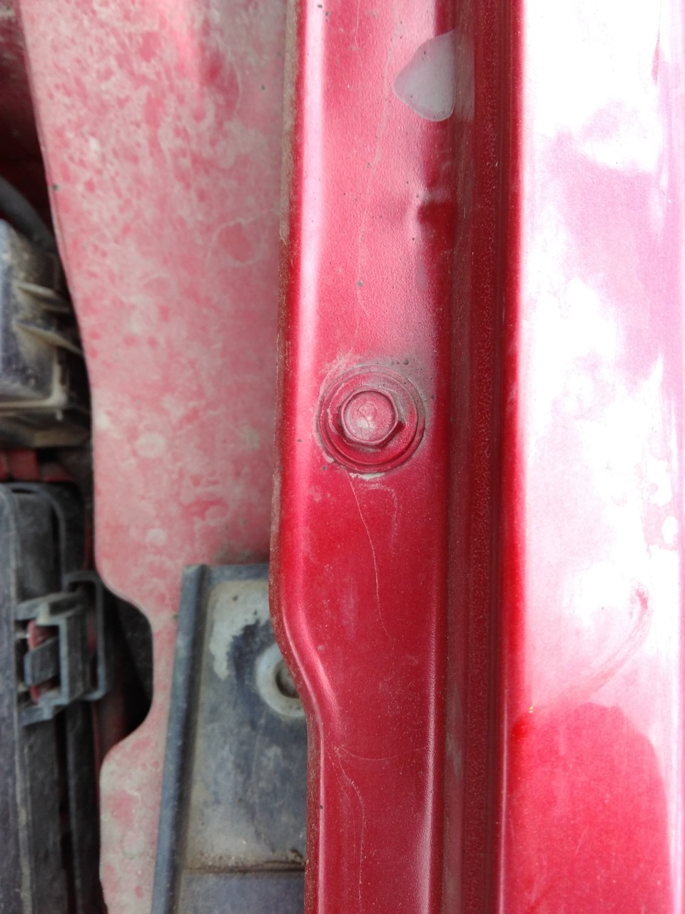 Центральный болт крепления крыла к кузову — Dodge Avenger Sedan