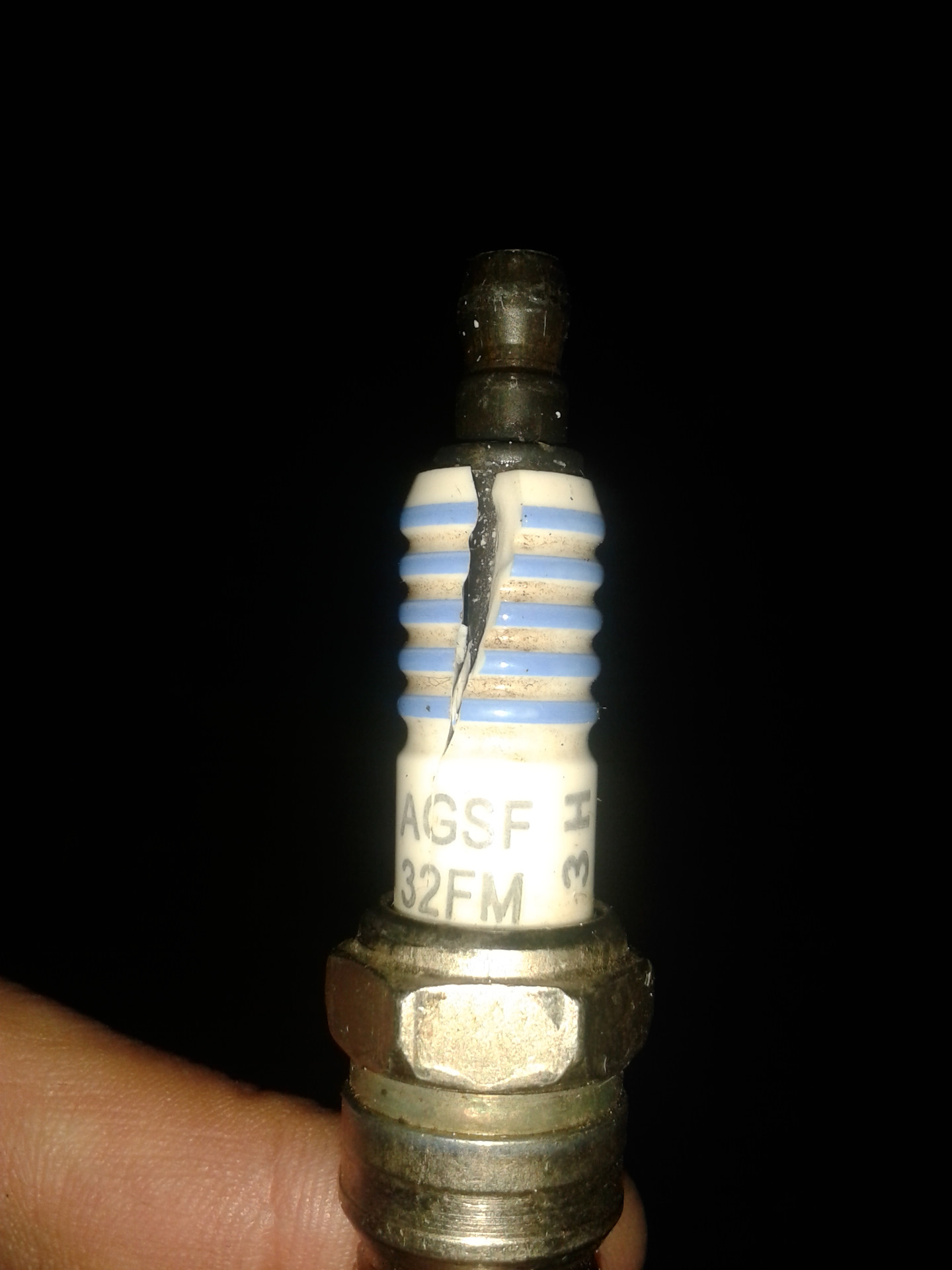 Следы пробоя на изоляторе свечи. Черные полосы на на изоляторе свечи. Изолятор свечи мотоцикла. Свечи зажигания желтый налет на изоляторе. Прорыв газов на свече зажигания.